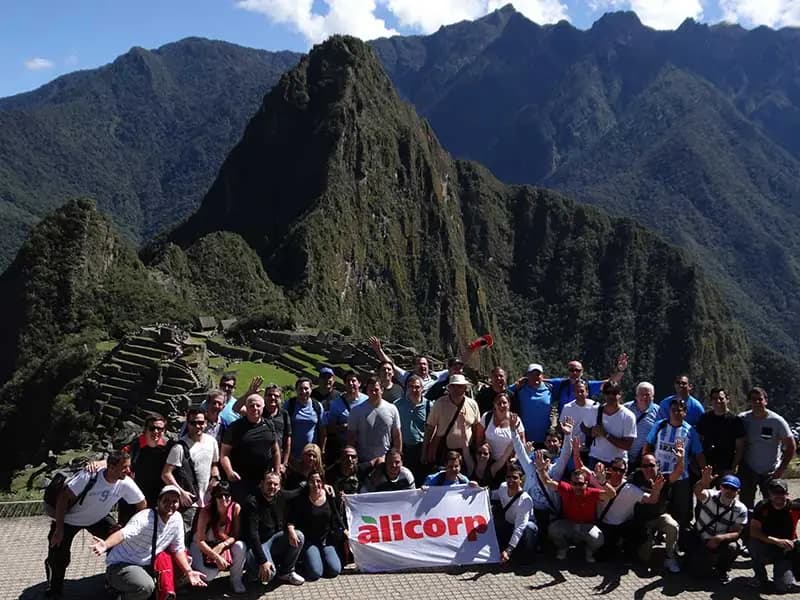 Grupo del viaje de incentivo de Alicorp en Machu Picchu, Perú, con AV Business & Communication