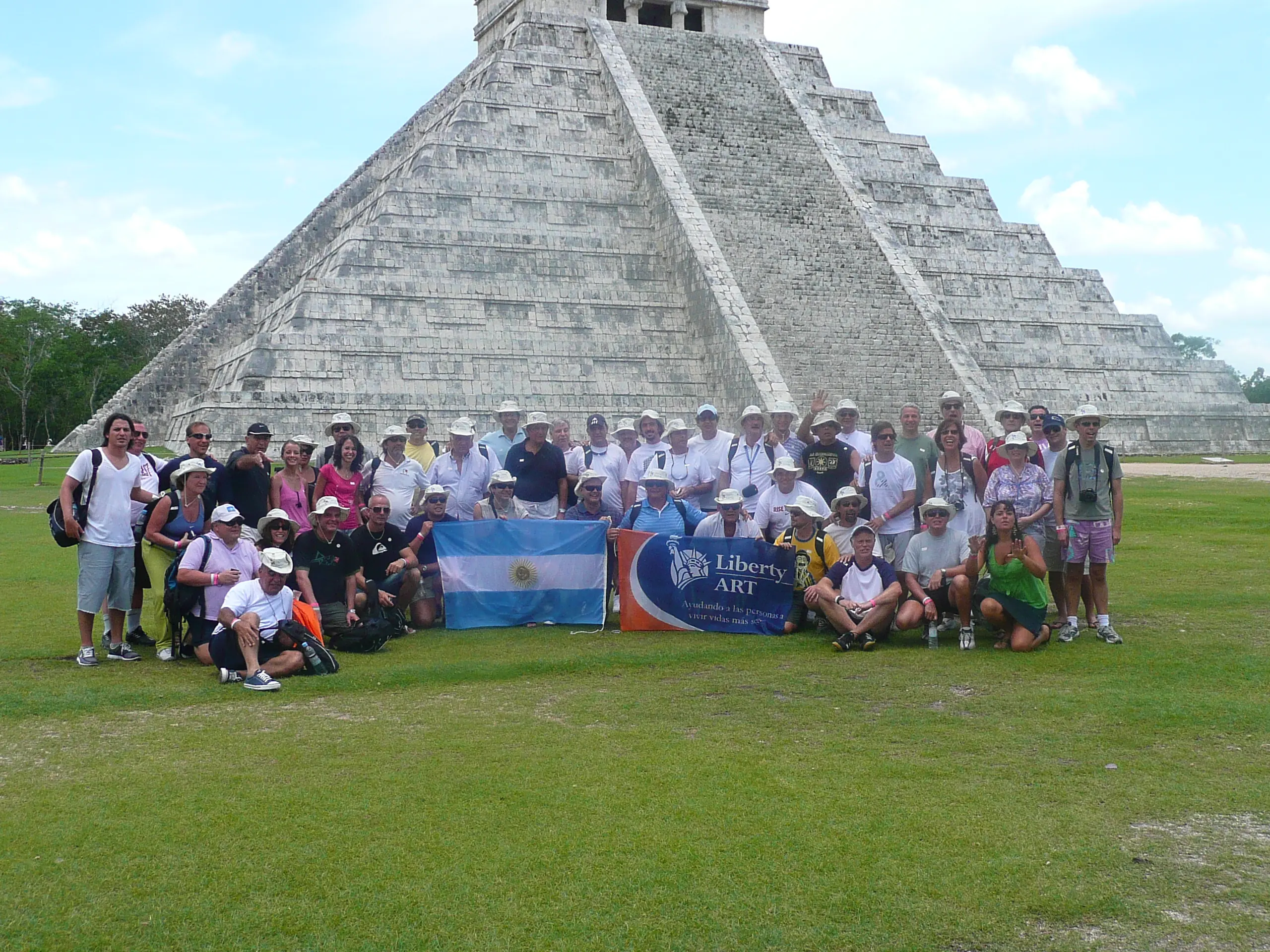Grupo de incentivo de Liberty Seguros en Chichén Itzá, México, con AV Business & Communication